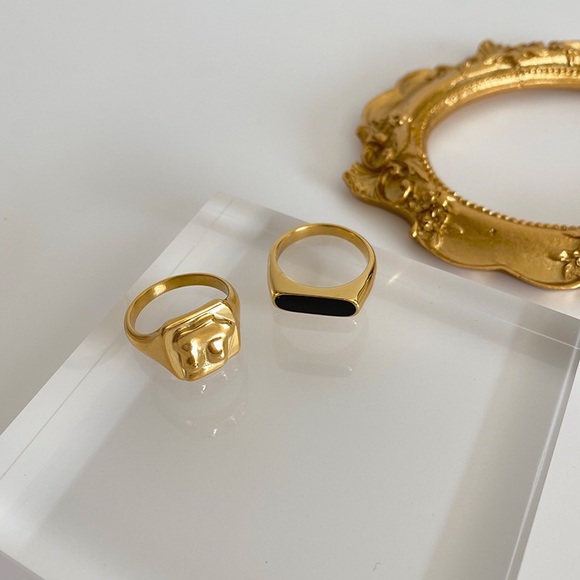 Silhouette signet ring, gold signet ring, stacking gold ring, square band ring - Picture 3 of 4